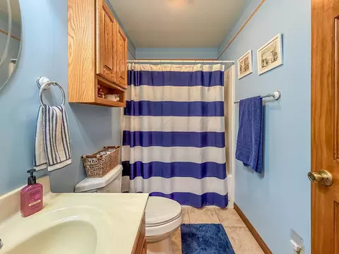 Bath - 2309 E Lakeview Dr, Casey, IL 62420 photo 4 of 6
