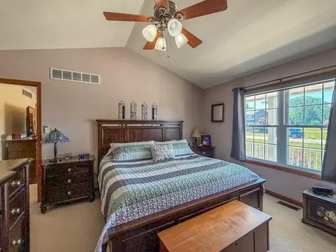 Bedroom - 2309 E Lakeview Dr, Casey, IL 62420 photo 2 of 8