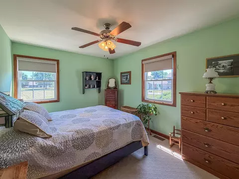 Bedroom - 2309 E Lakeview Dr, Casey, IL 62420 photo 4 of 8
