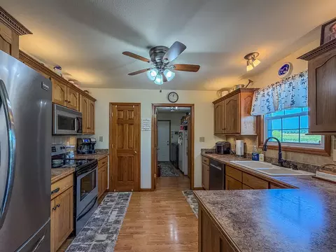 Kitchen - 2309 E Lakeview Dr, Casey, IL 62420 photo 3 of 7