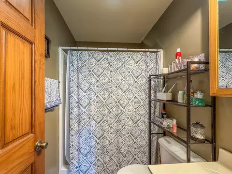Bath - 2309 E Lakeview Dr, Casey, IL 62420 photo 2 of 6