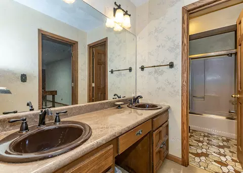 Bath - 3527 12th Ave, Moline, IL 61265 photo 2 of 3