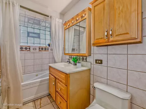 Bath - 1025 Longaker Rd, Northbrook, IL 60062 photo 1 of 2