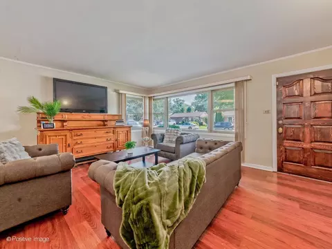 Living - 1025 Longaker Rd, Northbrook, IL 60062 photo 2 of 5