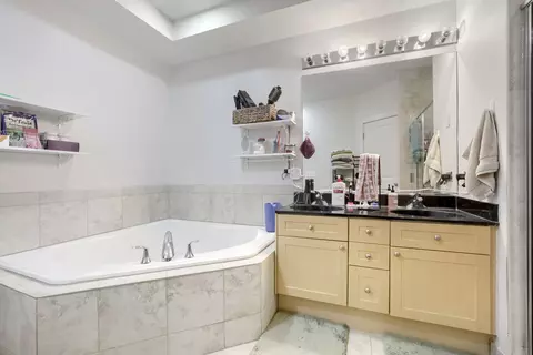 Bath - 1127 E Prairie Ave, Des Plaines, IL 60016 photo 3 of 5