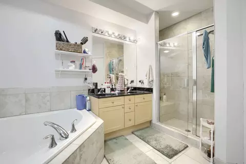 Bath - 1127 E Prairie Ave, Des Plaines, IL 60016 photo 2 of 5
