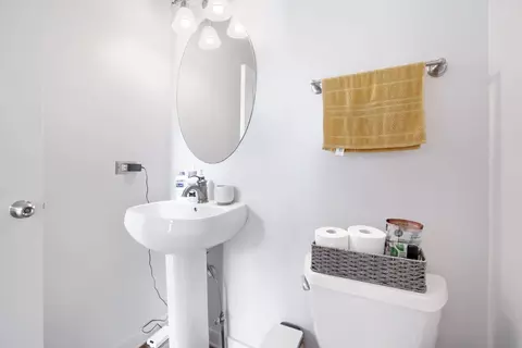 Bath - 1127 E Prairie Ave, Des Plaines, IL 60016 photo 1 of 5