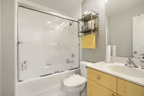 Bath - 1127 E Prairie Ave, Des Plaines, IL 60016 photo 4 of 5