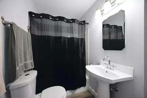 Bath - 684 Cooper Ave, Elgin, IL 60120 photo 1 of 2