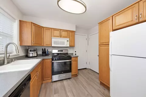 Kitchen - 1523 N Rohde Ave, Berkeley, IL 60163 photo 2 of 2