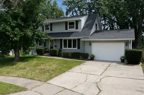 4085 Kings Ct, Bettendorf, IA 52722