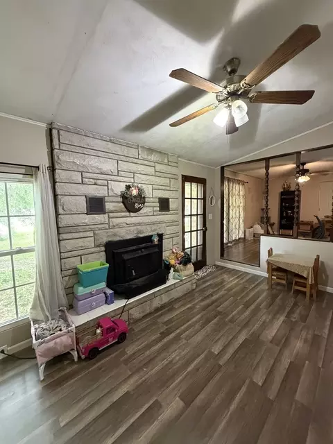 Living - 189 Blasdel Dr, Joppa, IL 62953 photo 3 of 3