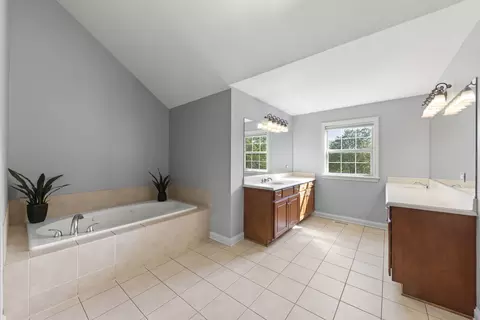 Bath - 26612 Lindengate Cir, Plainfield, IL 60585 photo 2 of 5
