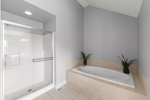 Bath - 26612 Lindengate Cir, Plainfield, IL 60585 photo 3 of 5