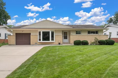 109 Crest Ave, Elk Grove Village, IL 60007