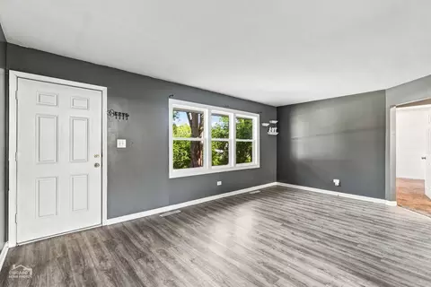 Living - 4515 Willow Ln, Mchenry, IL 60050 photo 2 of 3