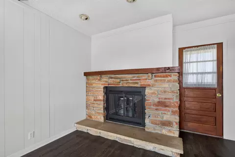 Living - 3560 E 14th Rd, Ottawa, IL 61350 photo 4 of 5