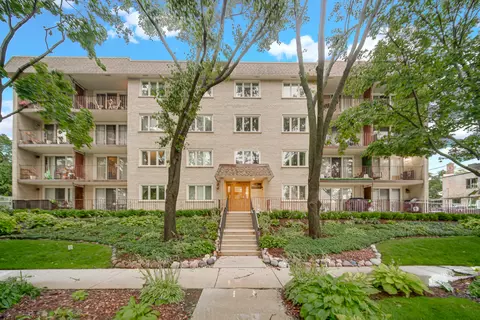 225 E Wing St #302, Arlington Heights, IL 60004
