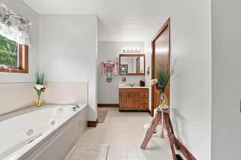 Bath - 14810 Melinda Dr, Morrison, IL 61270 photo 1 of 2
