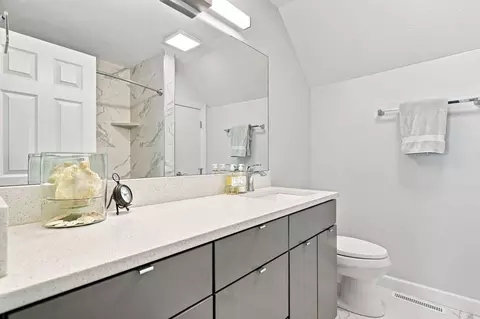 Bath - 835 1st Ave, Hampton, IL 61256 photo 4 of 5