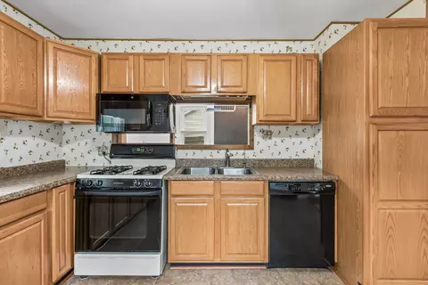 Kitchen - 11806 Maple Ave, Hebron, IL 60034 photo 2 of 4