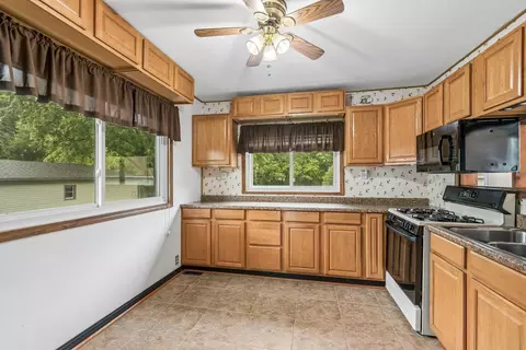 Kitchen - 11806 Maple Ave, Hebron, IL 60034 photo 3 of 4