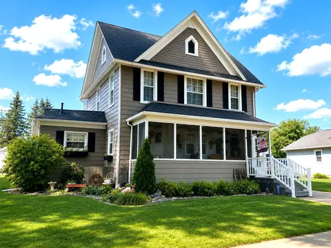 Exterior - 404 W Park St, Morrison, IL 61270 photo 2 of 9