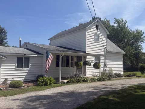 Exterior - 124 S Maple St, Tamaroa, IL 62888 photo 2 of 5