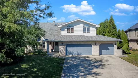 8220 Rutherford Dr, Woodridge, IL 60517