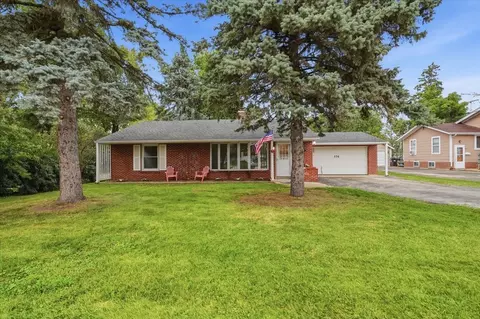 176 Lakeshore Dr, Crystal Lake, IL 60014