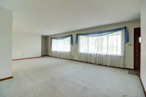 Living - 1237 Harrison Dr, Clinton, IA 52732 photo 1 of 4