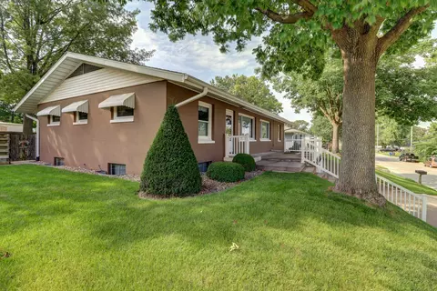 Exterior - 1237 Harrison Dr, Clinton, IA 52732 photo 7 of 7