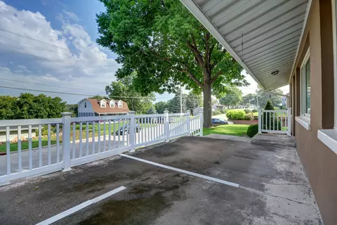 Exterior - 1237 Harrison Dr, Clinton, IA 52732 photo 4 of 7