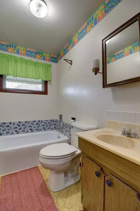 Bath - 1237 Harrison Dr, Clinton, IA 52732 photo 2 of 3