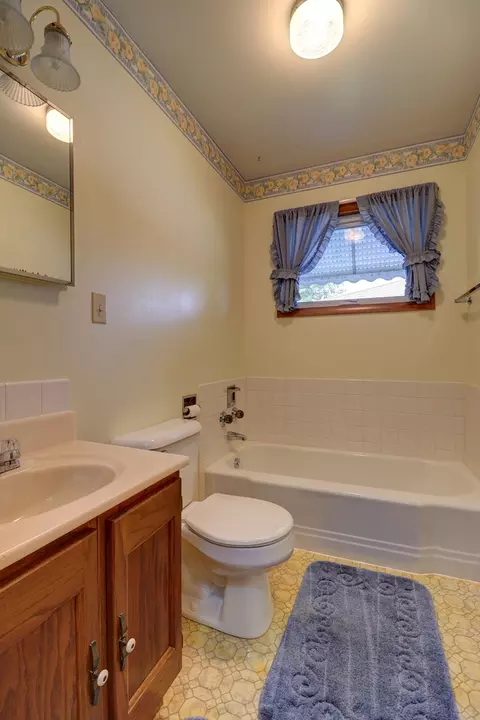 Bath - 1237 Harrison Dr, Clinton, IA 52732 photo 1 of 3