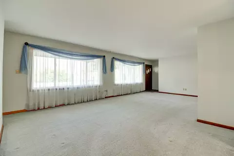 Living - 1237 Harrison Dr, Clinton, IA 52732 photo 2 of 4