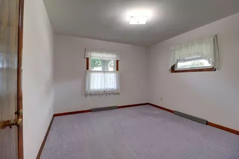 Bedroom - 1237 Harrison Dr, Clinton, IA 52732 photo 3 of 4