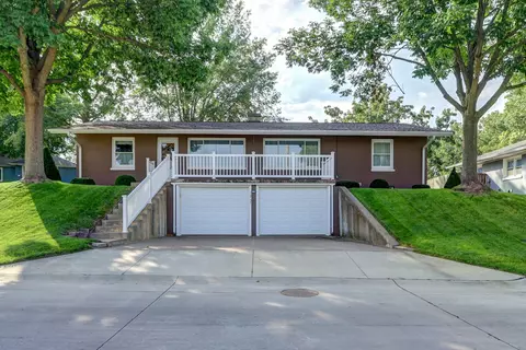 1237 Harrison Dr, Clinton, IA 52732