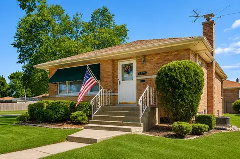 5325 Oak Center Dr, Oak Lawn, IL 60453