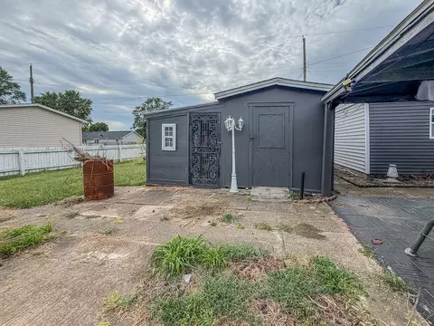 Exterior - 907 Central Ave, Tilton, IL 61833 photo 9 of 16