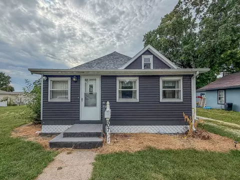 Exterior - 907 Central Ave, Tilton, IL 61833 photo 2 of 16