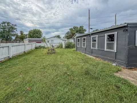 Exterior - 907 Central Ave, Tilton, IL 61833 photo 10 of 16