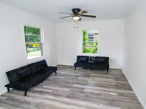 Living - 3116 Oak Ave, Mattoon, IL 61938 photo 2 of 4