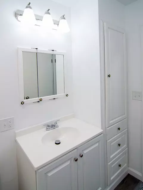 Bath - 3116 Oak Ave, Mattoon, IL 61938 photo 3 of 5