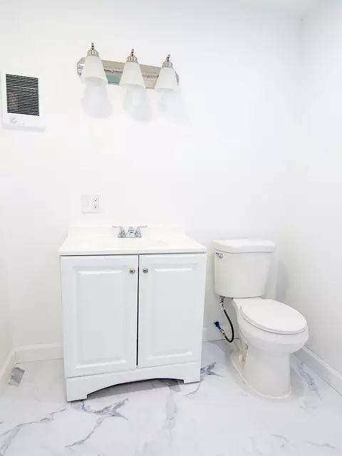Bath - 3116 Oak Ave, Mattoon, IL 61938 photo 4 of 5