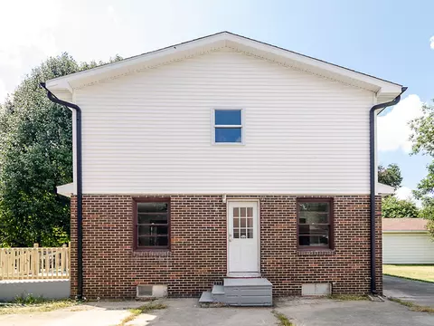 Exterior - 3116 Oak Ave, Mattoon, IL 61938 photo 4 of 9