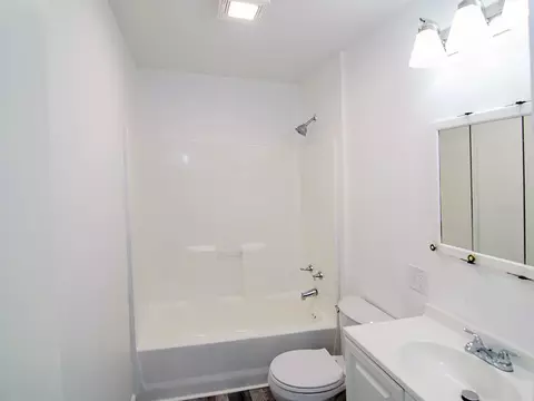 Bath - 3116 Oak Ave, Mattoon, IL 61938 photo 2 of 5