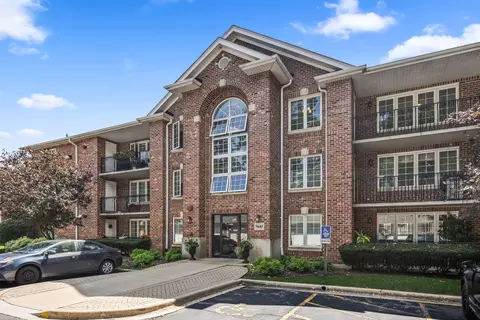 5645 S Cass Ave #102, Westmont, IL 60559