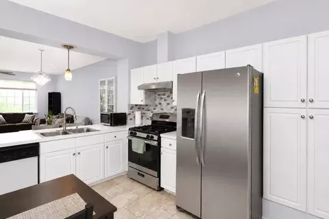 Kitchen - 5559 Elizabeth Pl, Rolling Meadows, IL 60008 photo 2 of 3