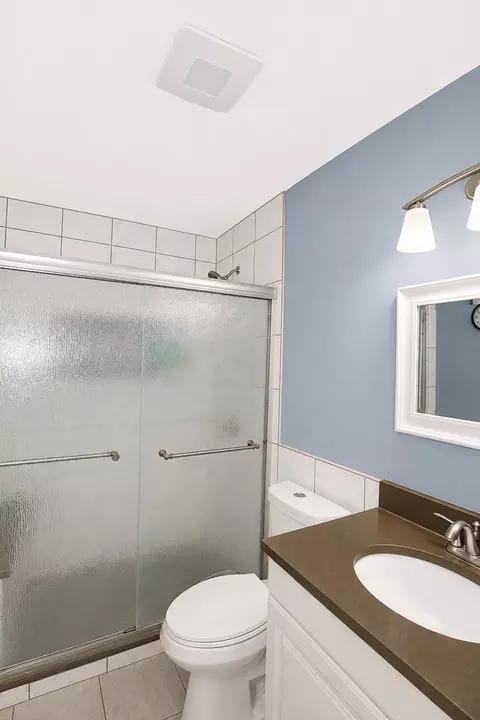 Bath - 5559 Elizabeth Pl, Rolling Meadows, IL 60008 photo 2 of 5